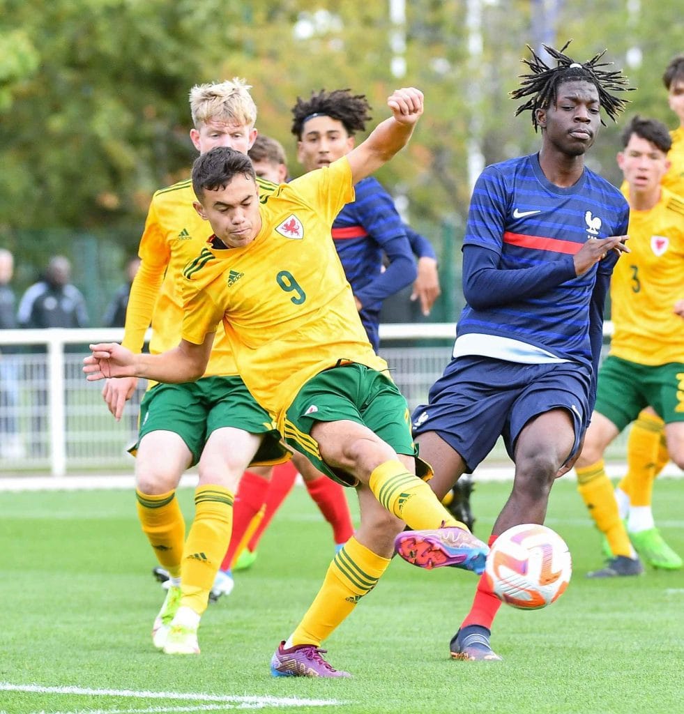 Gabriele Biancheri, seen on the pitch with an opponent. 