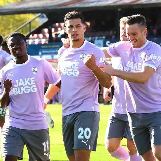 Image - Ruben Rodrigues on the pitch with his teammates. 